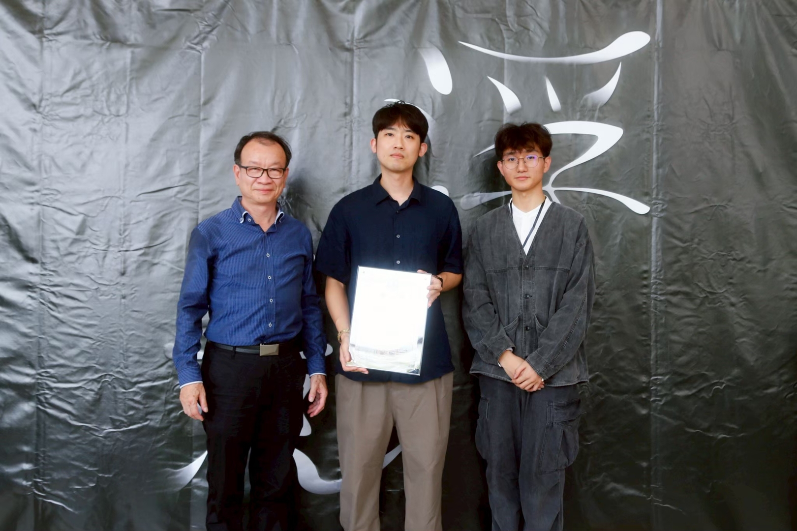 林本炫學務長(左)與何彥青老師(中)林和昇社長(右)合影圖片