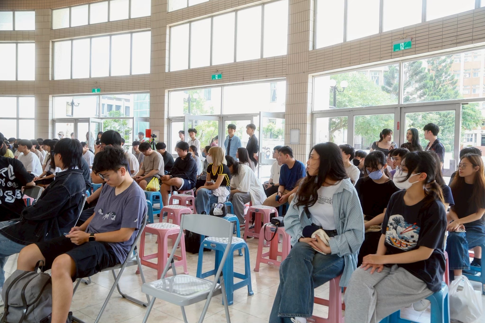 同學陸續到達會場圖片